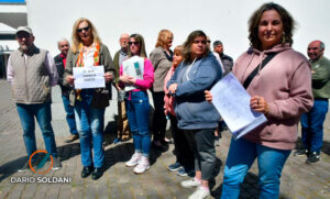 Protesta de vecinos frente al Distrito Sur para que vuelvan al barrio las oficinas de EPE y Aguas