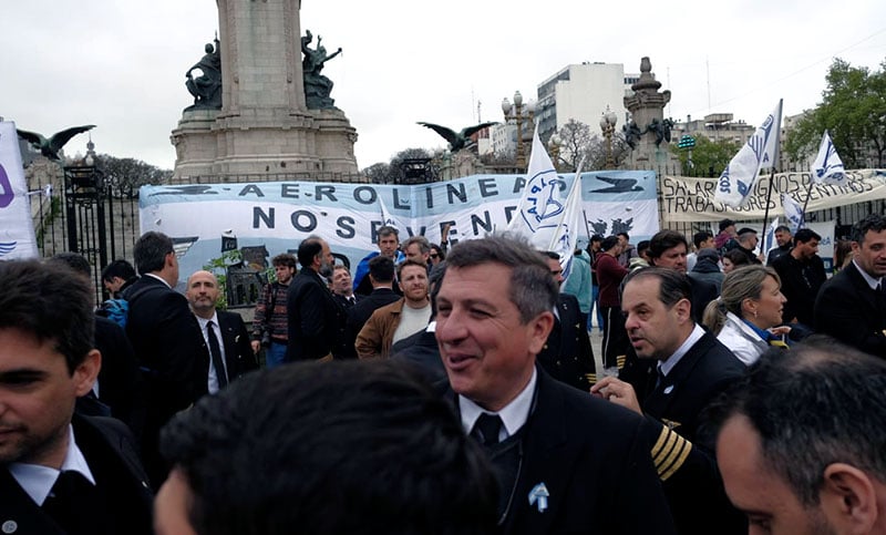 Aeronavegantes marchan al Congreso en contra de la privatización de Aerolíneas Argentinas