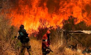 Incendios en Córdoba: permanece activo un foco en Traslasierra y hay peligro de reinicio del fuego