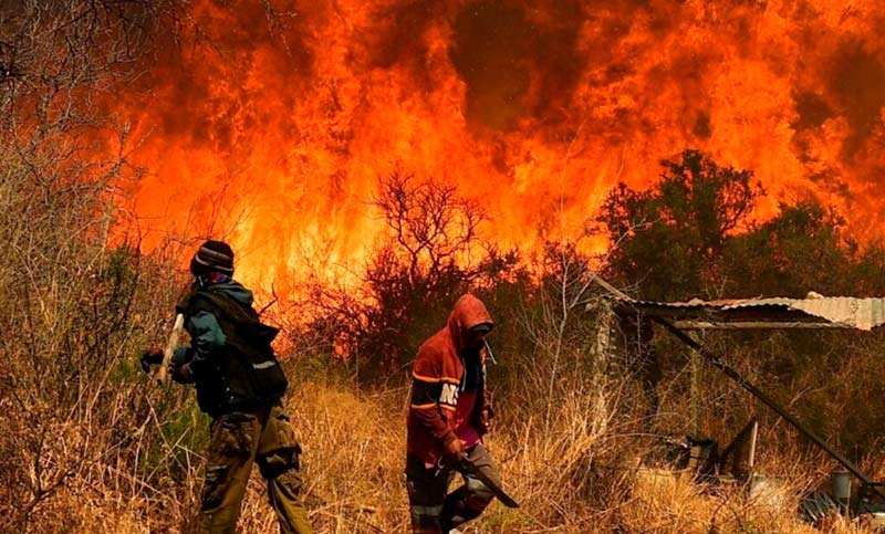 Incendios en Córdoba: permanece activo un foco en Traslasierra y hay peligro de reinicio del fuego