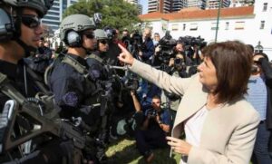 Bullrich fue denunciada penalmente porque «el gas que usa para reprimir manifestantes es un elemento de tortura»