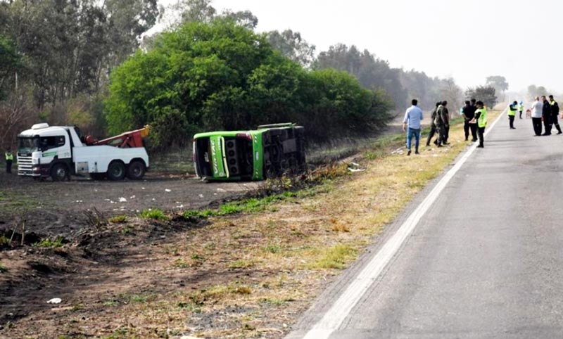 Choque fatal en Jujuy entre un micro de larga distancia y un auto: cuatro muertos y 27 heridos