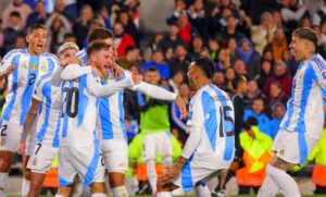 Argentina tuvo contundencia en el complemento y goleó a Chile por 3 a 0