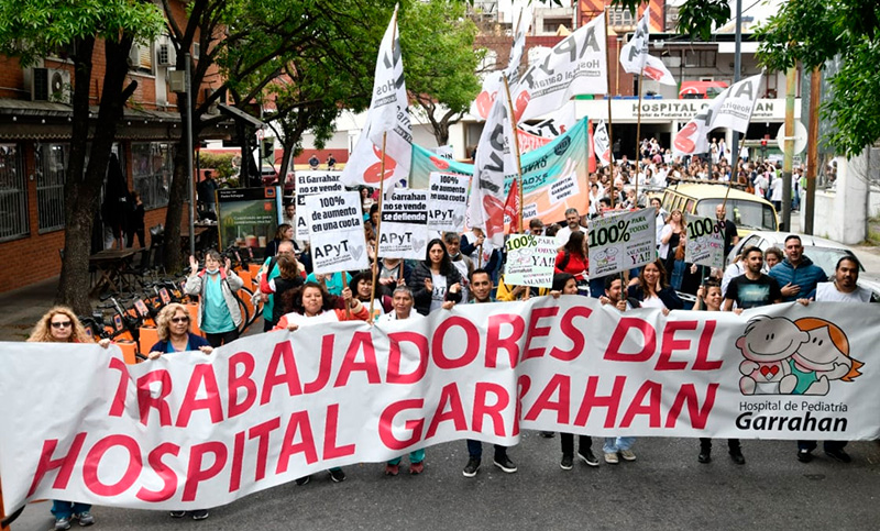 Víctimas de recortes y ajuste, trabajadores del Hospital Garrahan realizarán un paro por 24 horas en reclamo por recomposición salarial