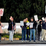 Los trabajadores de la fábrica de aviones Boeing paran en rechazo a la oferta salarial de la empresa