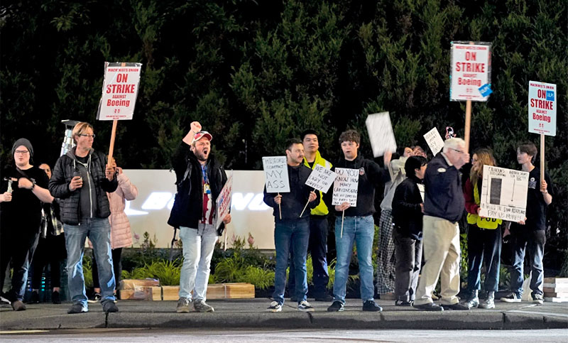 Los trabajadores de la fábrica de aviones Boeing paran en rechazo a la oferta salarial de la empresa