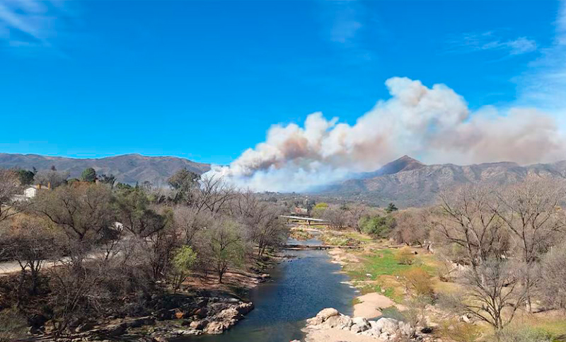 Un voraz incendio consume El Durazno en Calamuchita y obligó a evacuar a decenas de cordobeses