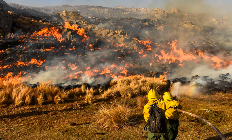 Incendios en Córdoba: 18 santafesinos debieron ser rescatados tras quedar acorralados por las llamas en el cerro Champaquí