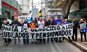 Mientras sesiona Diputados, jubilados marcharon en Rosario para rechazar el veto de la nueva fórmula previsional