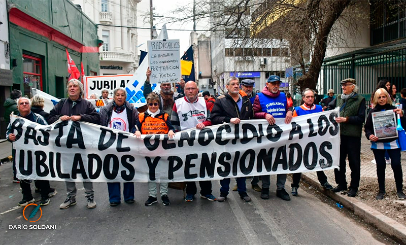 Mientras sesiona Diputados, jubilados marcharon en Rosario para rechazar el veto de la nueva fórmula previsional