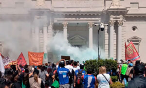 Trabajadores municipales rotulan de “vergonzoso” el voto a favor de la reforma jubilatoria de Pullaro