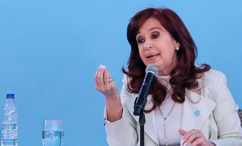 Cristina Fernández cuestionó las flexibilizaciones al canje de deuda y Caputo le salió al cruce