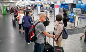 Trabajadores aeronáuticos paran por 24 horas en Ezeiza y Aeroparque por atraso salarial