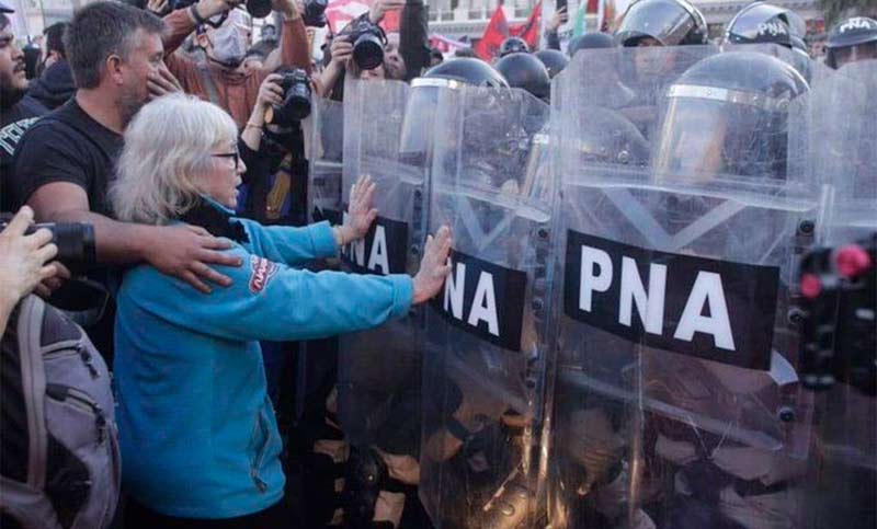 Tras el visto bueno de Diputados al veto, hubo represión contra jubilados y niños en el Congreso