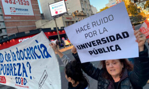 El grito de Coad: docentes universitarios reclamaron con un ruidazo mejoras salariales