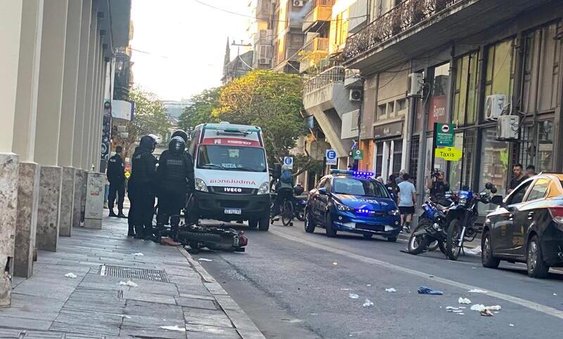 Dos personas en motocicleta atropellaron a una mujer en Maipú y Córdoba mientras escapaban de la policía