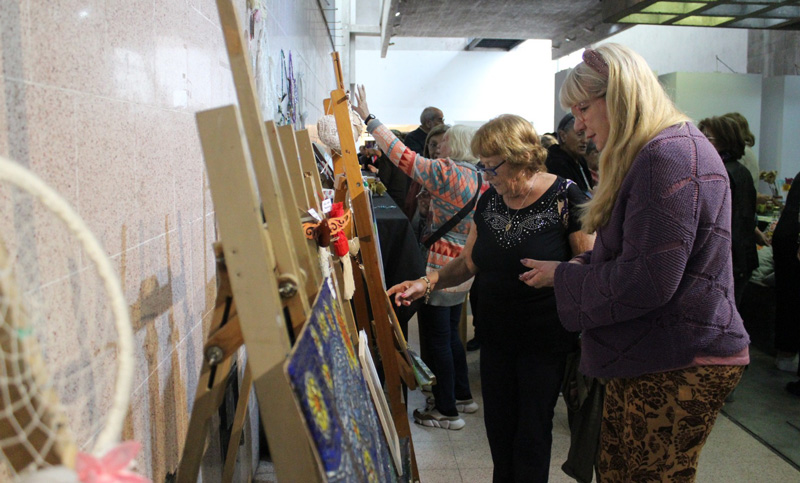 Adultos mayores exponen producciones realizadas en talleres de arte municipales