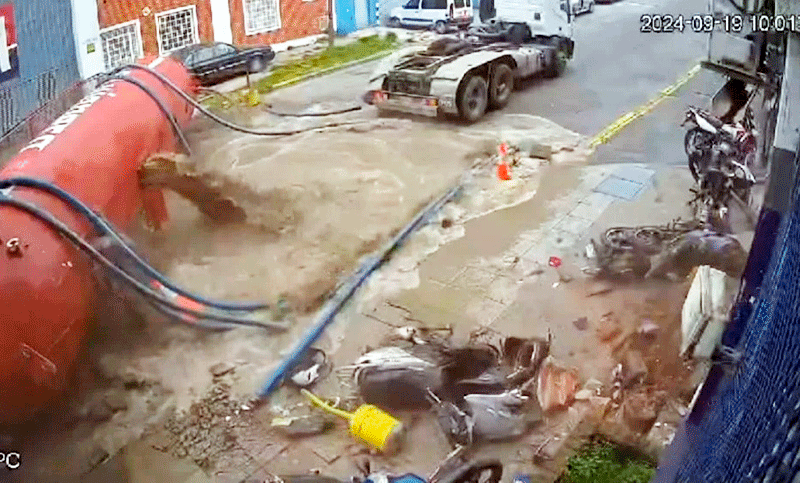 Un camión atmosférico volcó y derramó su contenido frente a una planta pesquera de Mar del Plata