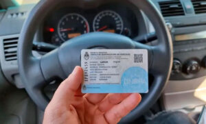 Con el fin de la tarjeta azul, ¿cuál es el trámite que permite que otra persona conduzca el auto?