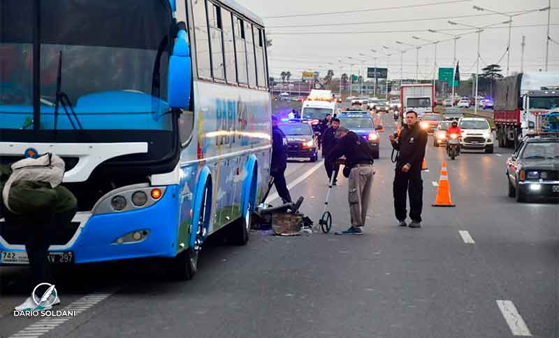 Motociclista falleció al impactar contra un colectivo averiado en avenida Circunvalación