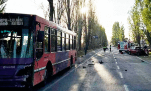 Conductor perdió el control del auto, se cruzó de carril y murió tras chocar contra un colectivo en Mendoza