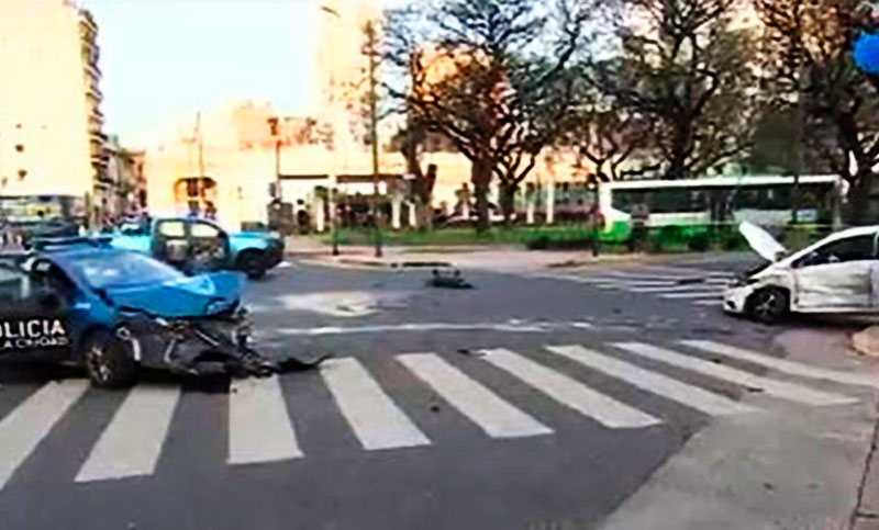 San Telmo: un patrullero chocó contra un auto y hay dos policías gravemente heridos