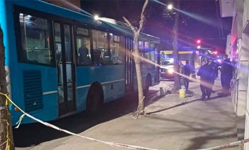 Atacaron a tiros un colectivo de la línea 146 cuando circulaba por barrio Tablada