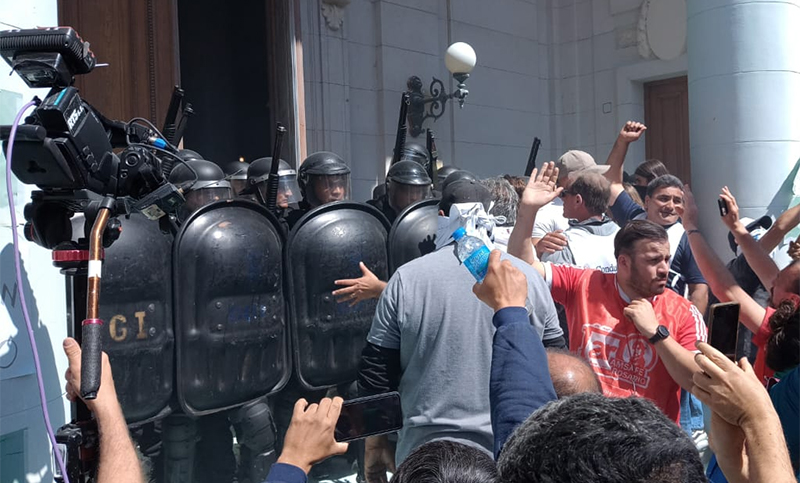 Disturbios y represión en la puerta de la Legislatura santafesina