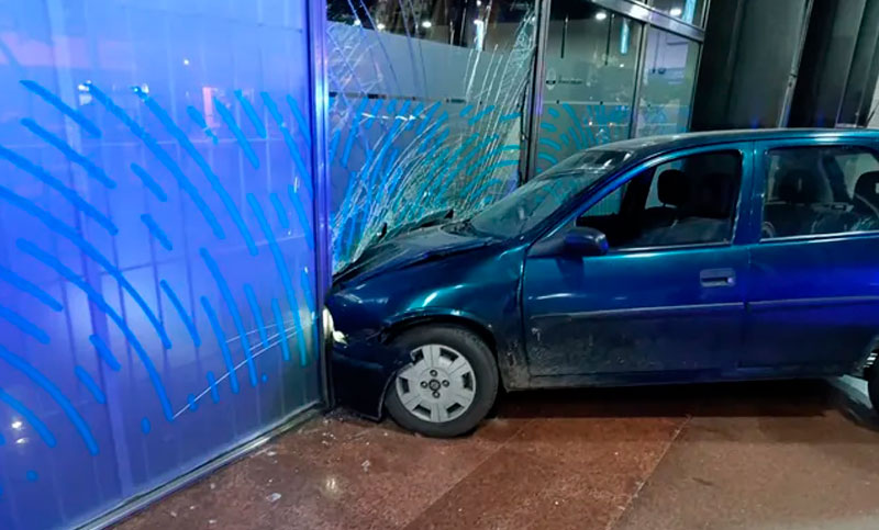 Se metió en auto por la peatonal y lo estrelló contra el Banco Nación en Córdoba y San Martín