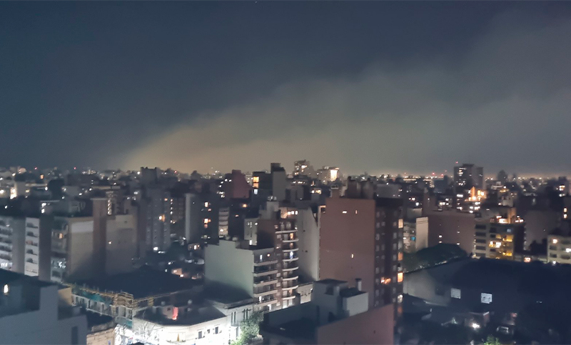 Irrespirable: Rosario se vio envuelta en una nube de humo tras incendio en la zona de las islas del Paraná