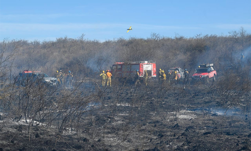 Incendios en Córdoba: cerca de 150 bomberos trabajan para extinguir el fuego en Ambul