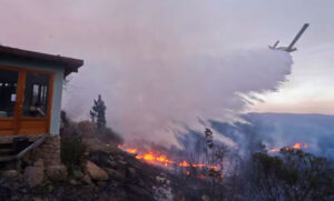 Los incendios en Córdoba no dan tregua: descontrolado avance del fuego obliga a evacuar un barrio cerrado en Calamuchita