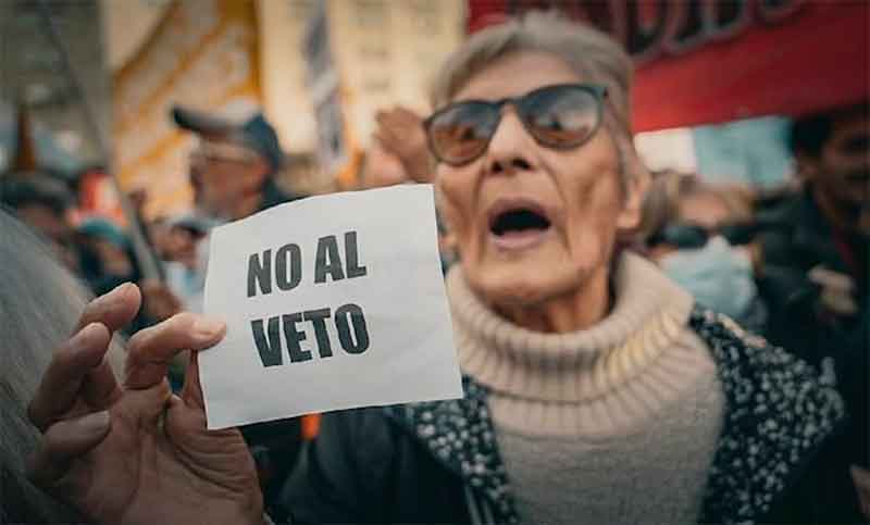 Organizaciones de jubilados, la CGT y movimientos sociales marchan al Congreso contra el veto de Milei