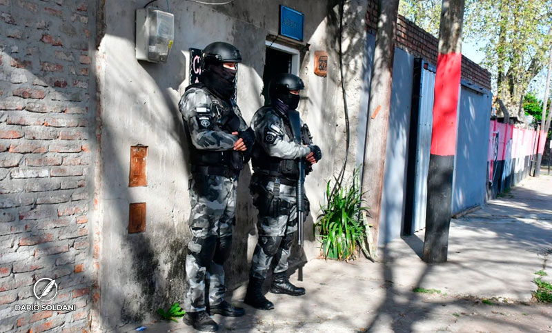 Fuerzas federales y provinciales realizan allanamientos por drogas y armas en barrio La Cerámica