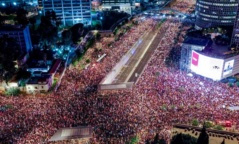 Masiva manifestación en Tel Aviv reclamando al gobierno israelí un alto en fuego en Gaza