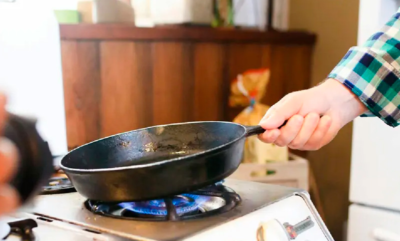 Alertan sobre posibles sustancias cancerígenas en utensilios de cocina y productos cotidianos