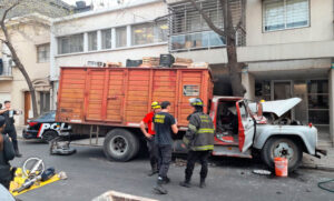 Tras chocar contra un árbol, el conductor de un camión quedó atrapado y debió ser rescatado por los Bomberos