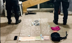 Detuvieron a una mujer con 600 dosis de cocaína en zona oeste