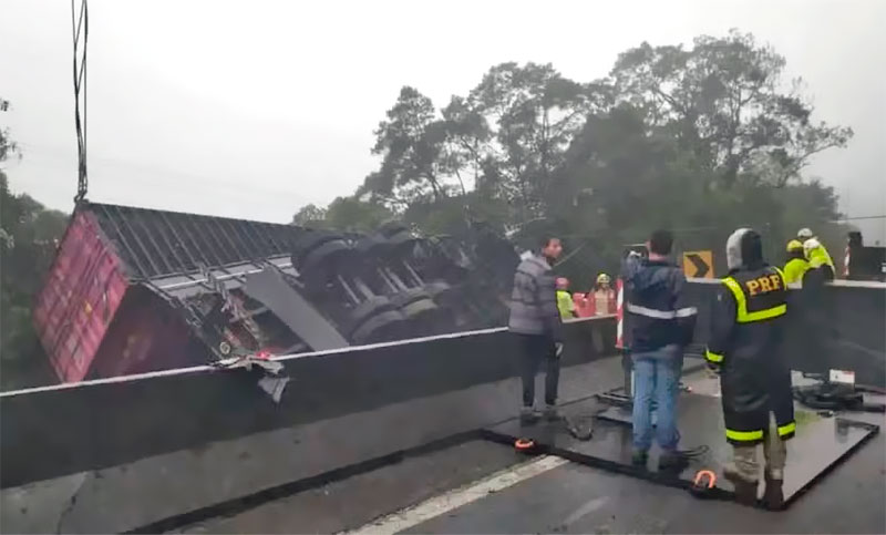 Nueve muertos al chocar un camión contra un ómnibus que transportaba remeros en el sur de Brasil