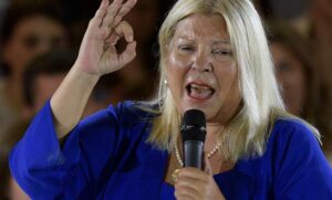 Elisa Carrió dijo que a Mauricio Macri “se lo están tragando” y llamó “roedor” a Javier Milei