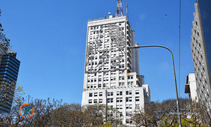 Guerra cultural: el Gobierno quiere demoler el edificio que contiene la gigantografía de Eva Perón