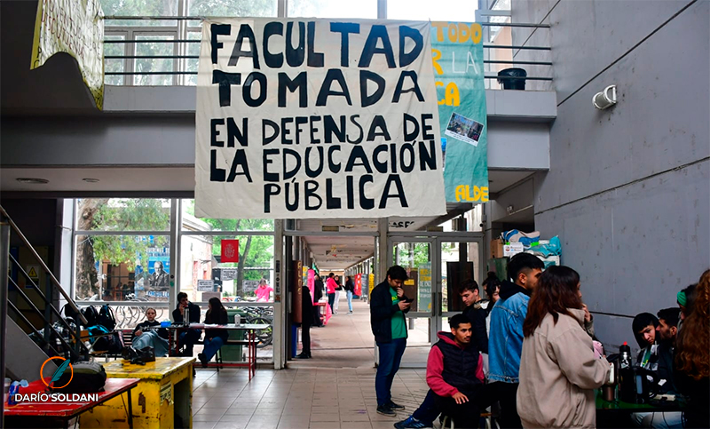 Transcurre el primer día de toma de facultades en Rosario: “La educación pública corre peligro”