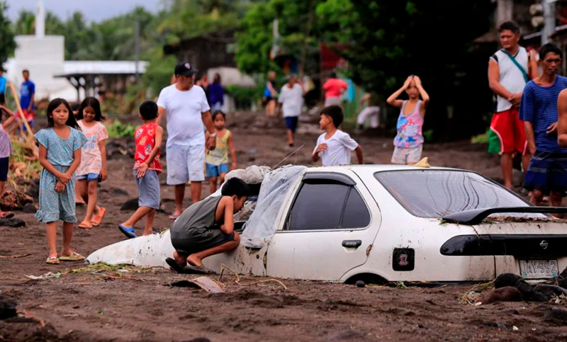 Al menos 81 muertos y 20 desaparecidos en Filipinas por la tormenta tropical Trami