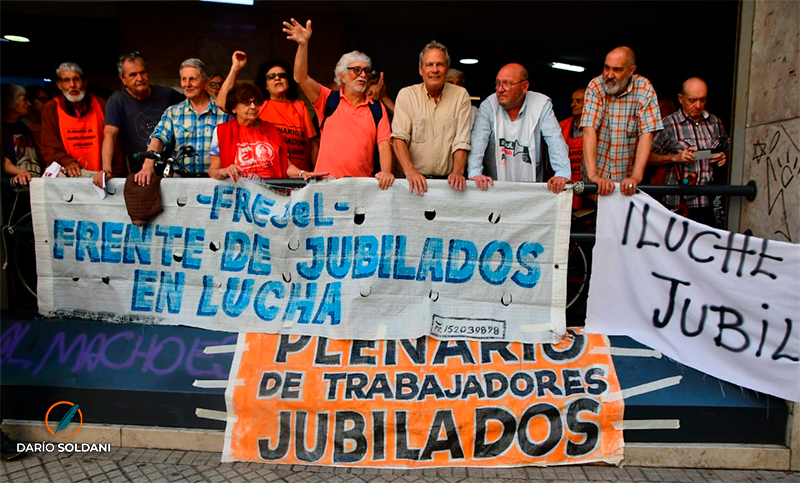 Jubilados rosarinos protestaron en la puerta de Pami para exigir mejor atención médica