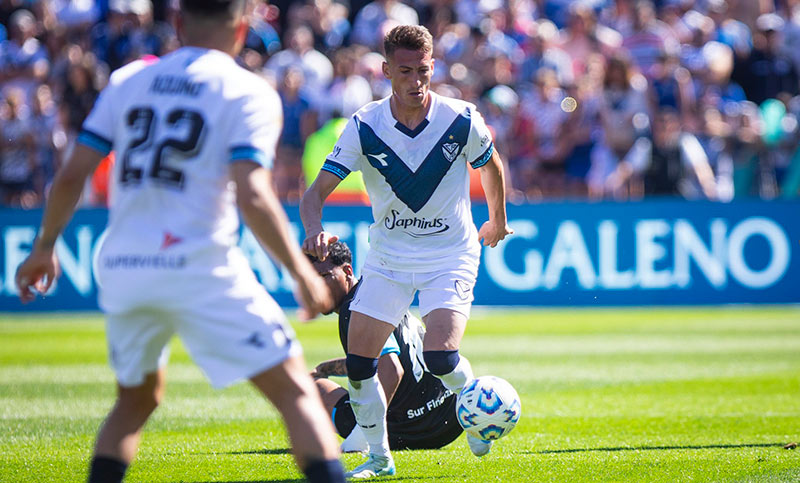 Vélez venció a Racing y se mantiene en la punta de la Liga