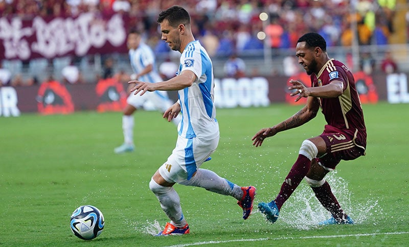 Argentina no pudo imponerse en una cancha en pésimo estado y empató ante Venezuela