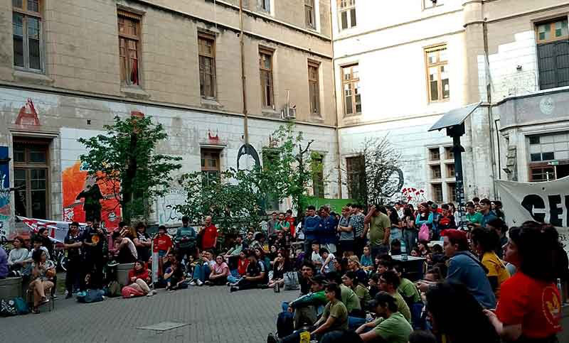 Estudiantes de Humanidades tomaron la facultad en defensa de la educación pública