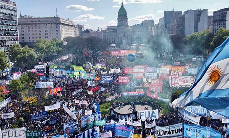 Multitudinaria marcha de docentes y estudiantes desbordó la Plaza del Congreso contra el ajuste