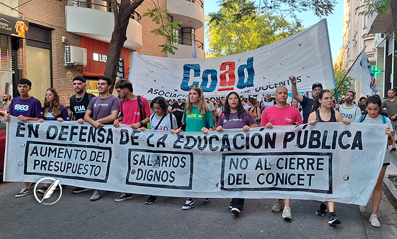 Con una marcha de antorchas, la comunidad universitaria se movilizó contra “un brutal ajuste”