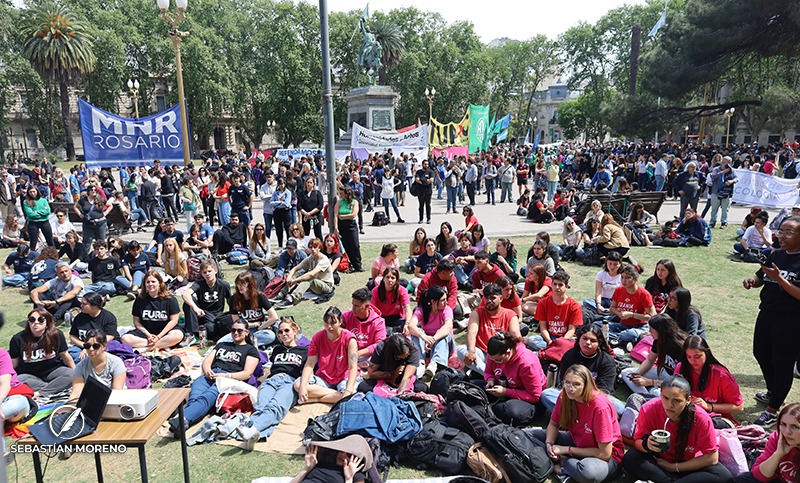 Estudiantes y trabajadores de la UNR siguen la sesión de Diputados desde la Plaza San Martín